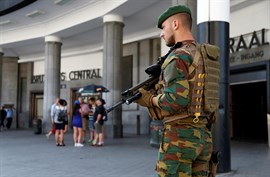 El asaltante de Bruselas atacó a un militar al grito de 'Allah Akbar' tras la explosión fallida de su maleta