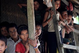Los rohingya denuncian ante los medios de comunicación los abusos por parte del Ejército de Birmania