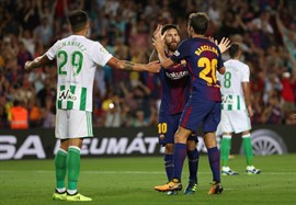 Messi endereza al Barça en el estreno liguero