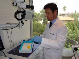 El Dr. Nunes en su consulta de la Clínica Tecknon de Barcelona