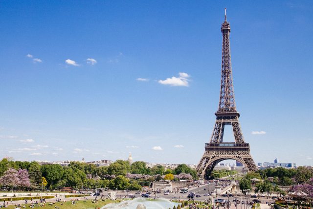 Si viajas a Francia, la Torre Eiffel es visita obligada.