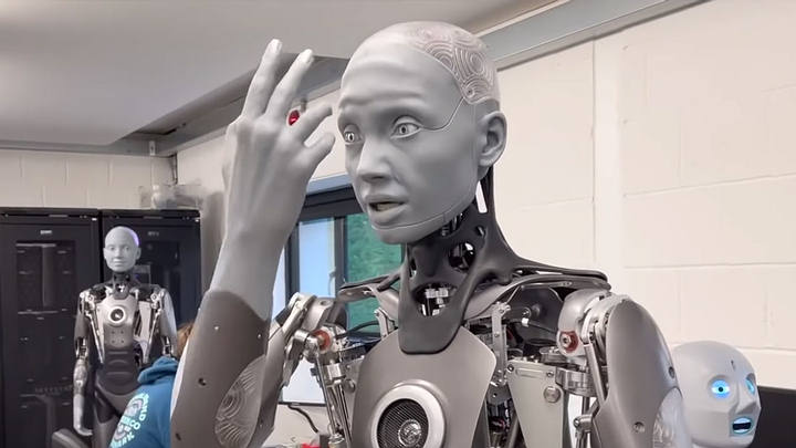 Video muestra robot humanoide con expresiones faciales escalofriantemente realistas | Noticiero Universal