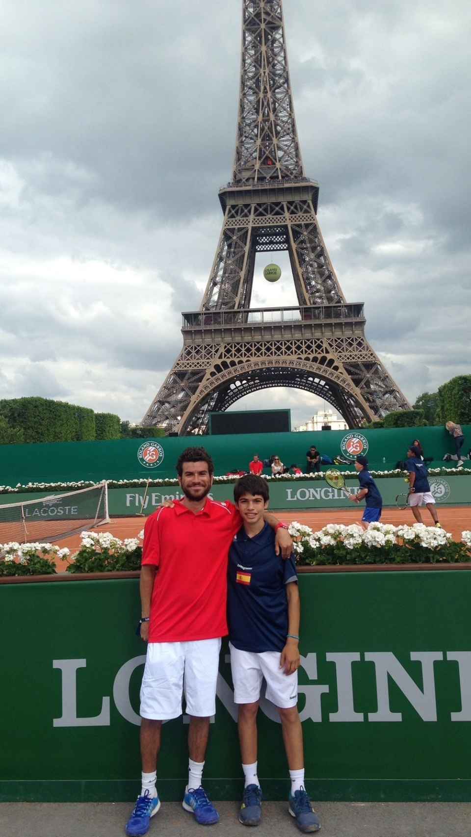 Carlos Santos junto a su pupilo, Carlos Alcaraz, en el 'Longines Future Tennis Aces', debajo de la Torre Eiffel de París.