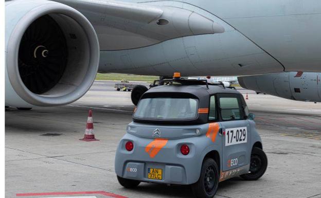 Así son los coches con paneles solares del aeropuerto de Lisboa