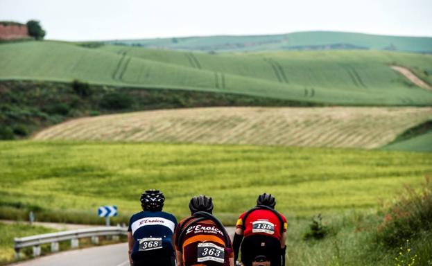 Una 'grupeta' de tres ciclistas recorren las vías de La Rioja Alta en una edición anterior de la prueba