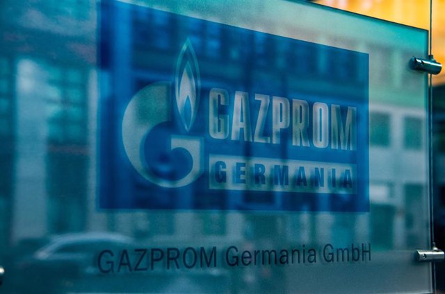 Archivo - Logotipo de Gazprom en una filial de Alemania