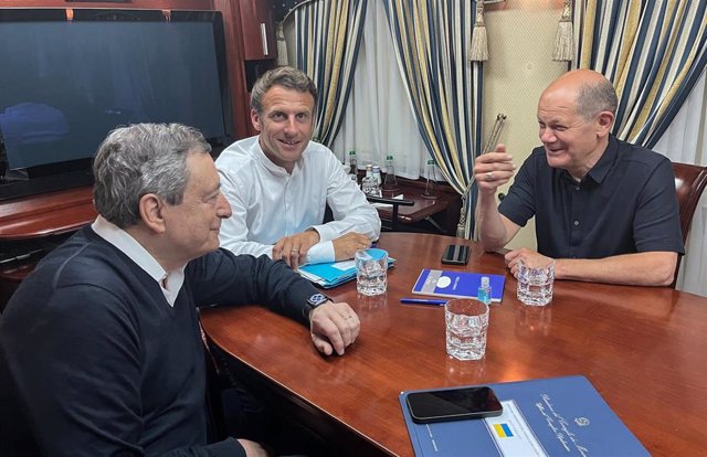 El primer ministro de Italia, Mario Draghi (i); en presidente de Francia, Emmanuel Macron (c); y el canciller de Alemania, Olaf Scholz (d), durante su viaje en tren a la capital de Ucrania, Kiev