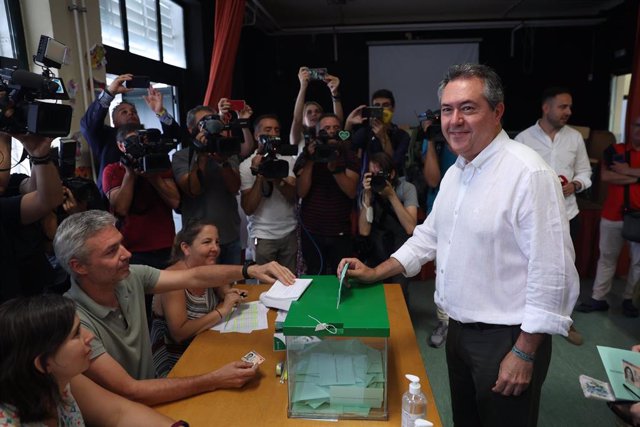 El candidato del PSOE-A a la Presidencia de la Junta de Andalucía, Juan Espadas, vota en las elecciones andaluzas del 19 de junio en el colegio 'Calvo Sotelo' de Sevilla.