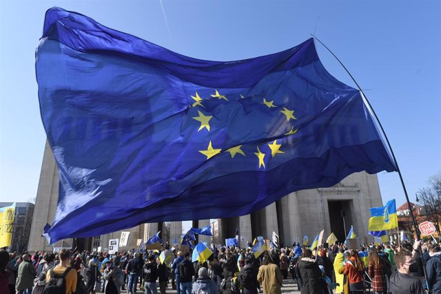Archivo - Bandera de la UE durante una protesta en la ciudad alemana de Múnich contra la invasión rusa de Ucrania