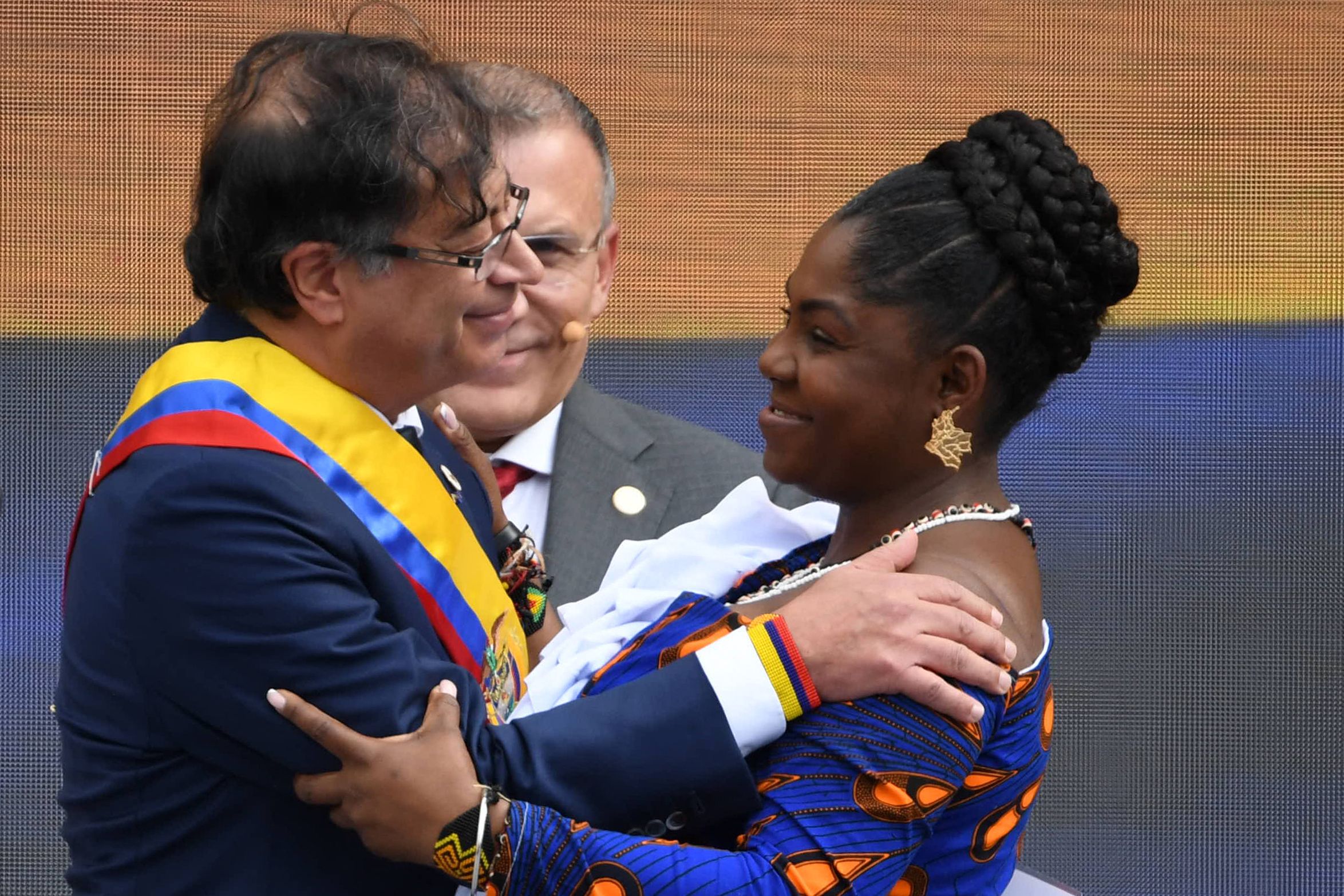 El nuevo presidente de Colombia, Gustavo Petro, y su vicepresidenta Francia Márquez se saludan durante la ceremonia de transmisión del mando presidencial, realizada la tarde de este domingo en Bogotá