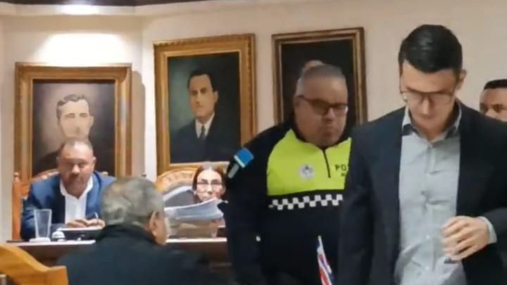 A la derecha de la imagen el regidor Diego Miranda, mientras era escoltado por un policía municipal.