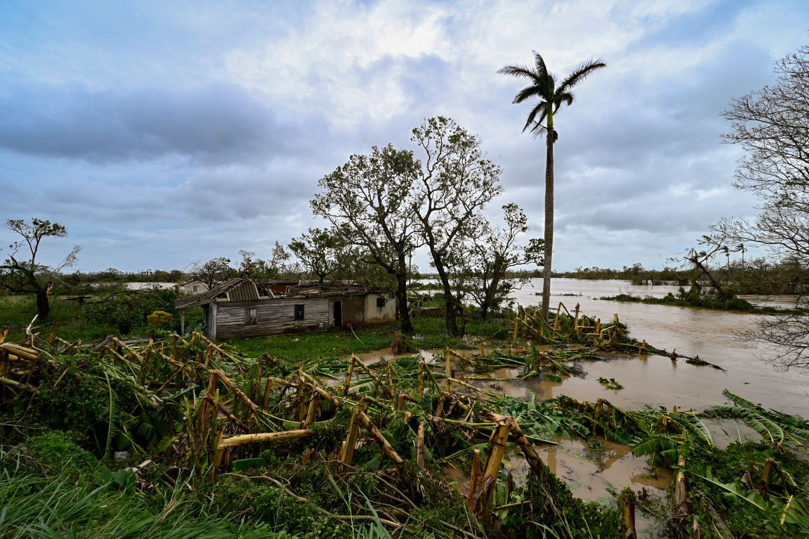 Se ve una casa dañada en San Juan y Martínez, provincia de Pinar del Río, Cuba tras el paso del huracán Ian, el 27 de septiembre de 2022. (Foto de ADALBERTO ROQUE / AFP)