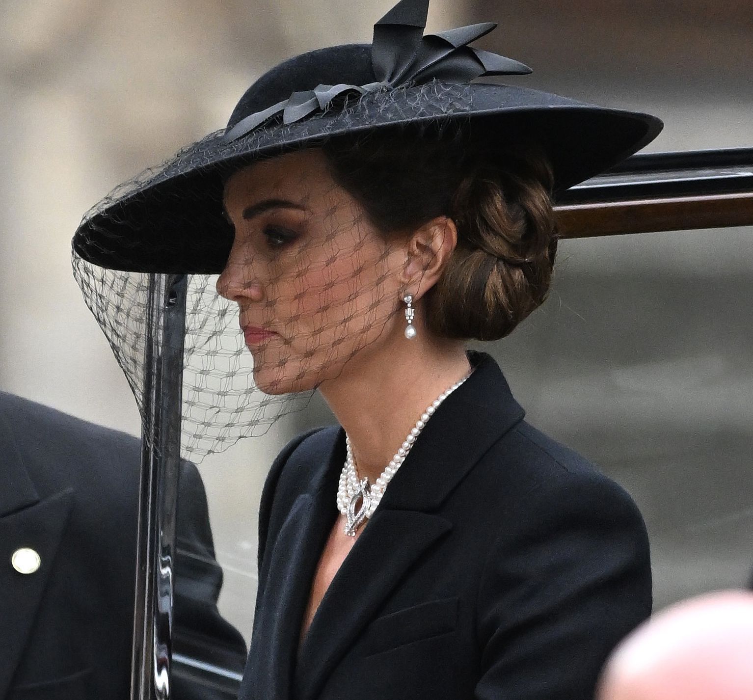 Kate Middleton acudió al funeral de Estado de Isabel II con impecable luto. Foto: Twitter