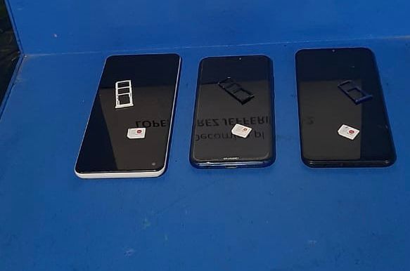 Estos tres celulares fueron los decomisados la madrugada de este domingo a un reo de apellido López, quien simuló estar grave por covid-19.  Foto: Cortesía del Ministerio de Justicia.