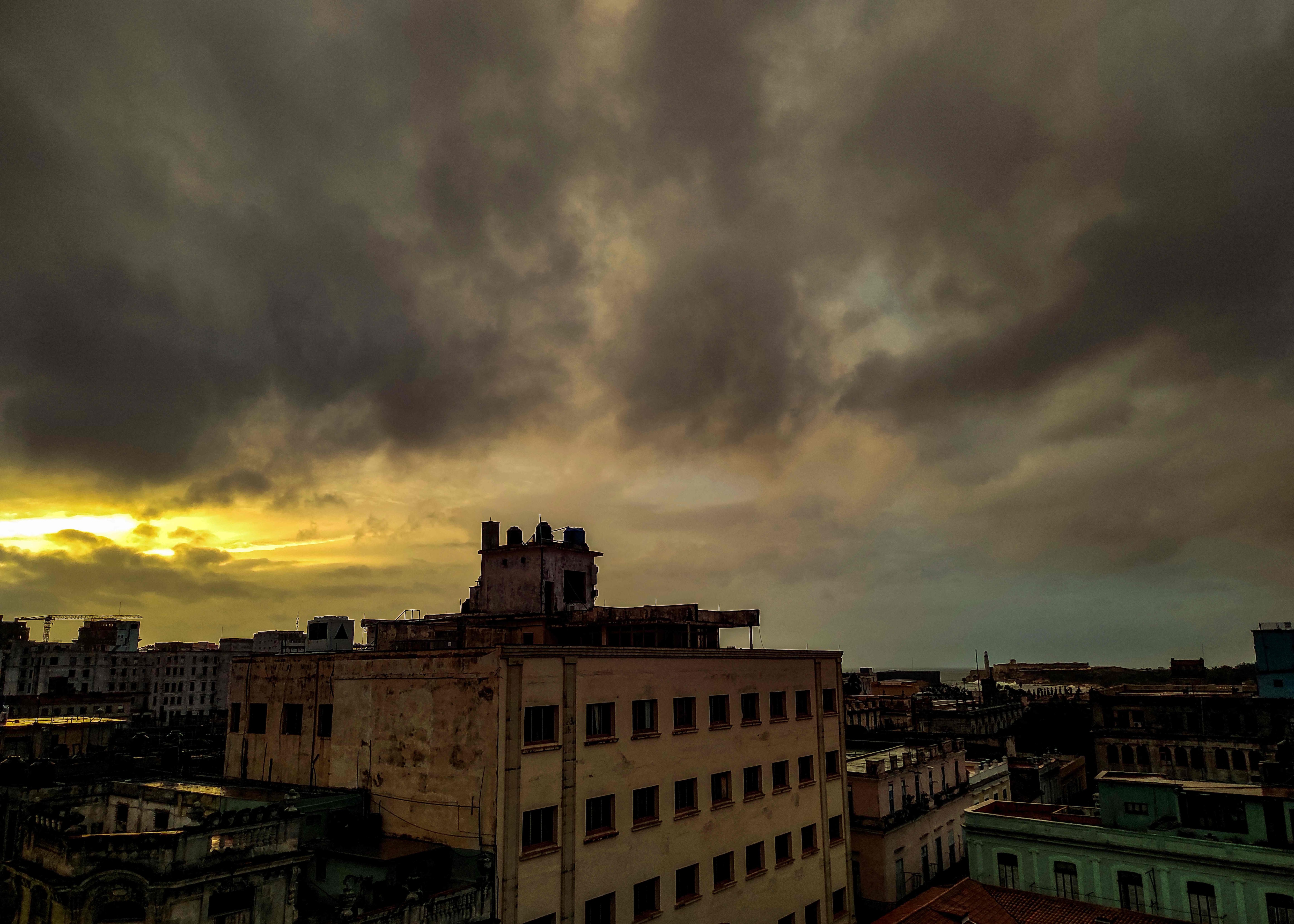 Vista del atardecer en La Habana, el 27 de septiembre de 2022 tras el paso del huracán Ian. (Foto de YAMIL LAGE / AFP)
