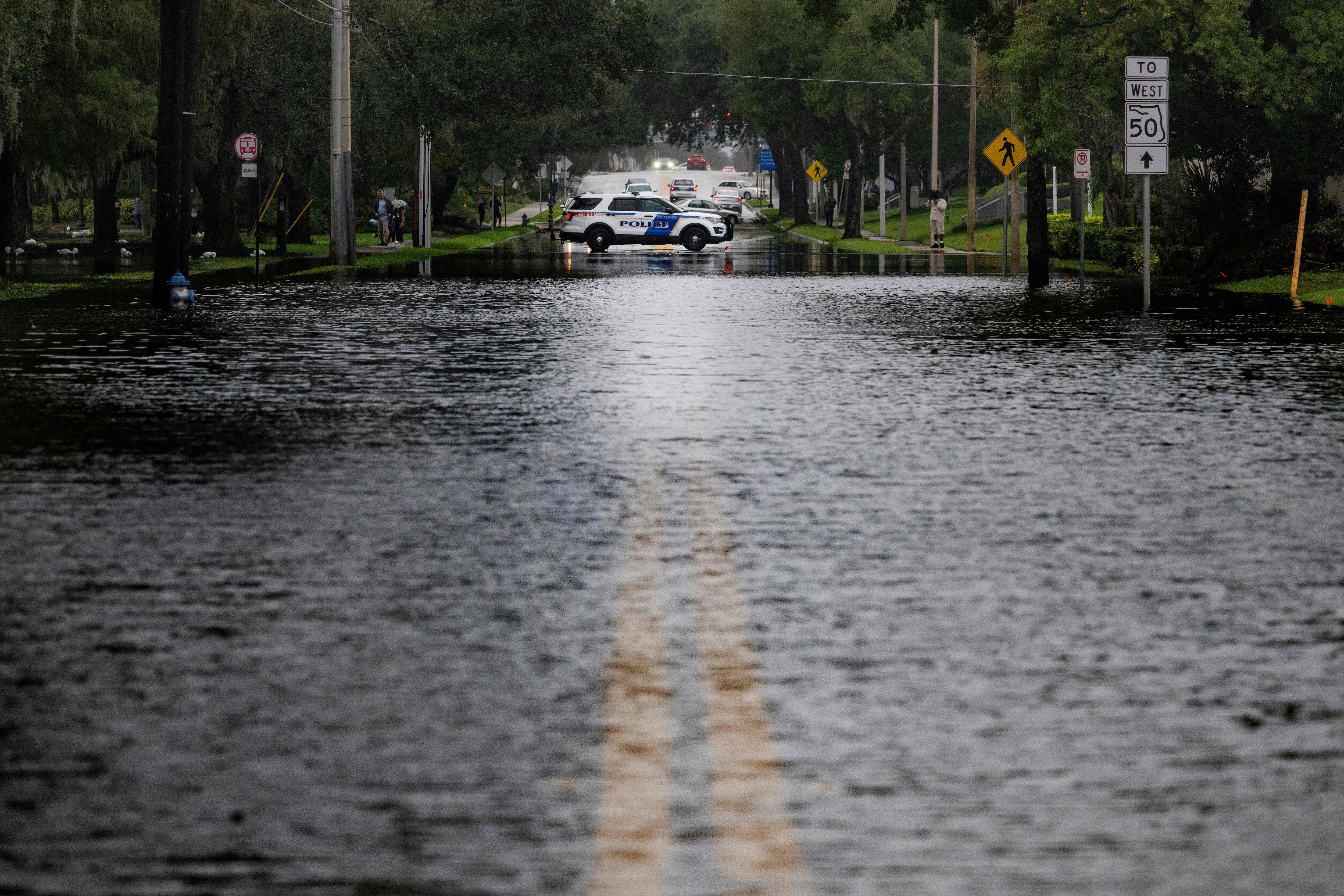 Un coche de policía bloquea una calle inundada después del huracán Ian en Orlando, Florida, el 29 de septiembre de 2022. (Foto de Jim WATSON / AFP)