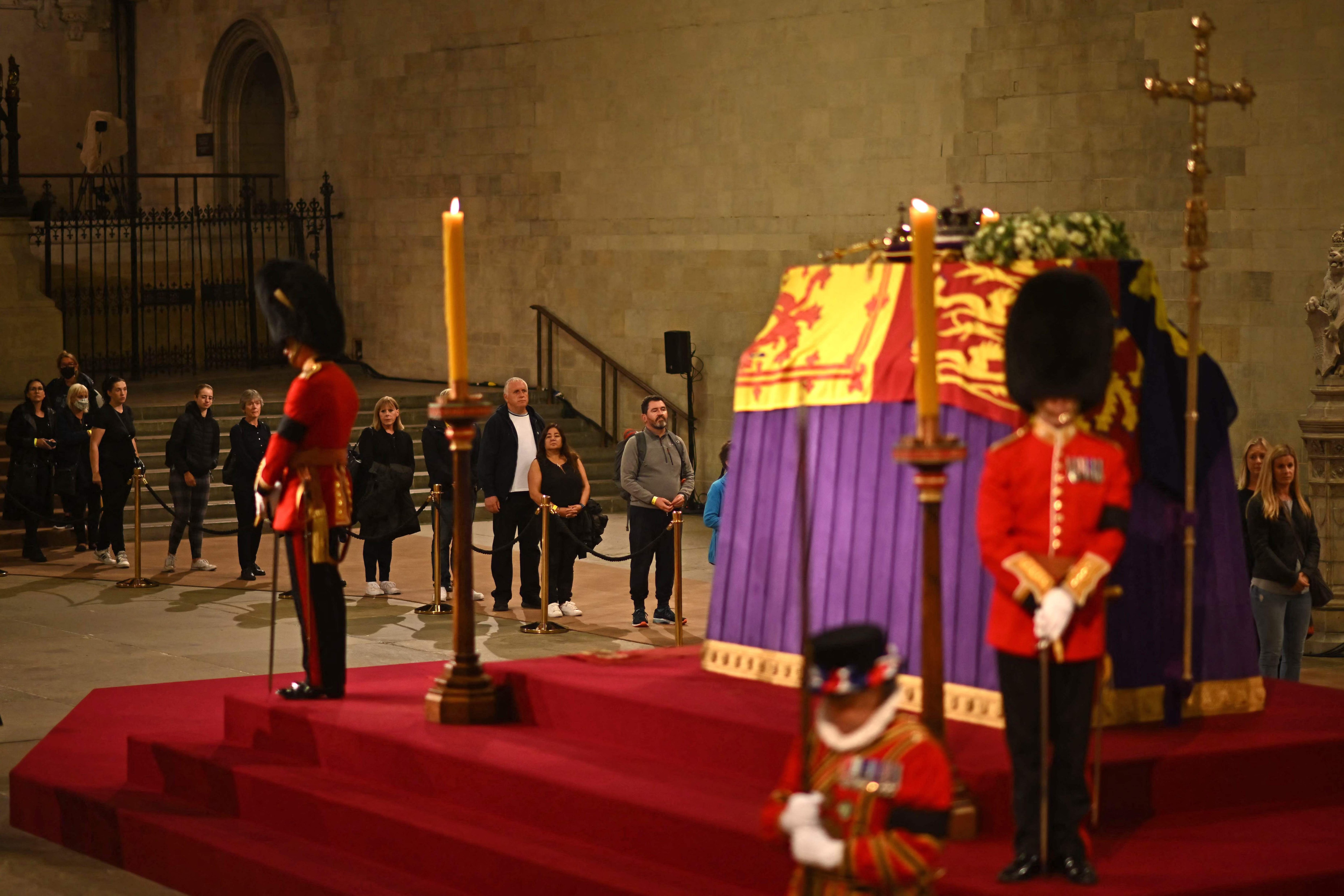 El cuerpo de la reina Isabell II se mantiene en una capilla ardiente en Londres, donde las personas hacen kilométricas filas para despedirse de ella.