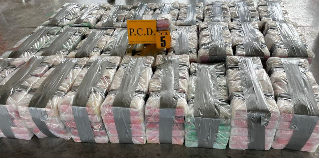 Cuatro sujetos deberán responder ante la justicia luego de ser detenidos con este millonario cargamento de cocaína que pretendían enviar hacia España. Foto: MSP.