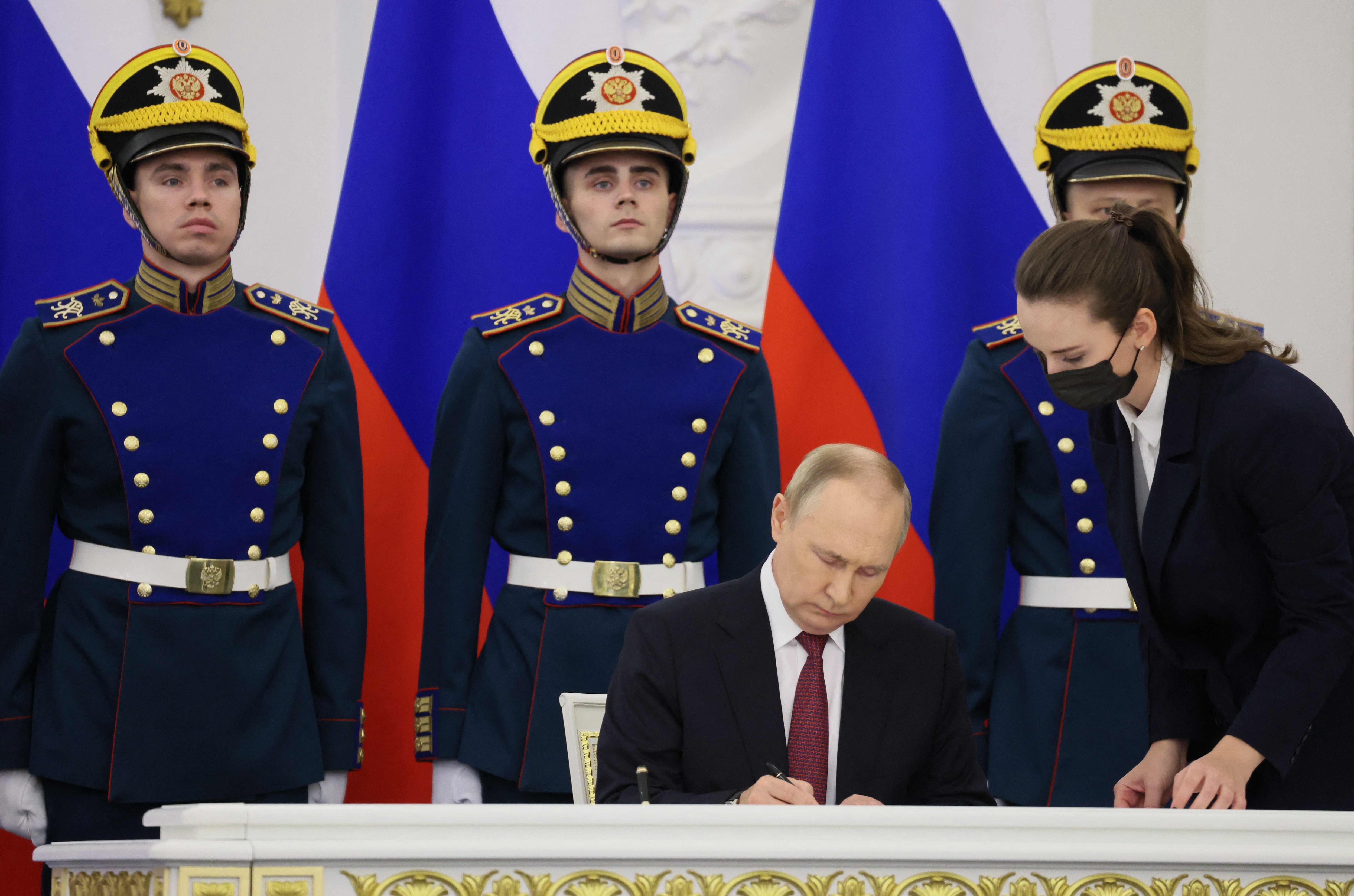 El presidente ruso, Vladimir Putin, firmó este viernes en el Kremlin la anexión de cuatro regiones de Ucrania controladas por su Ejército. 