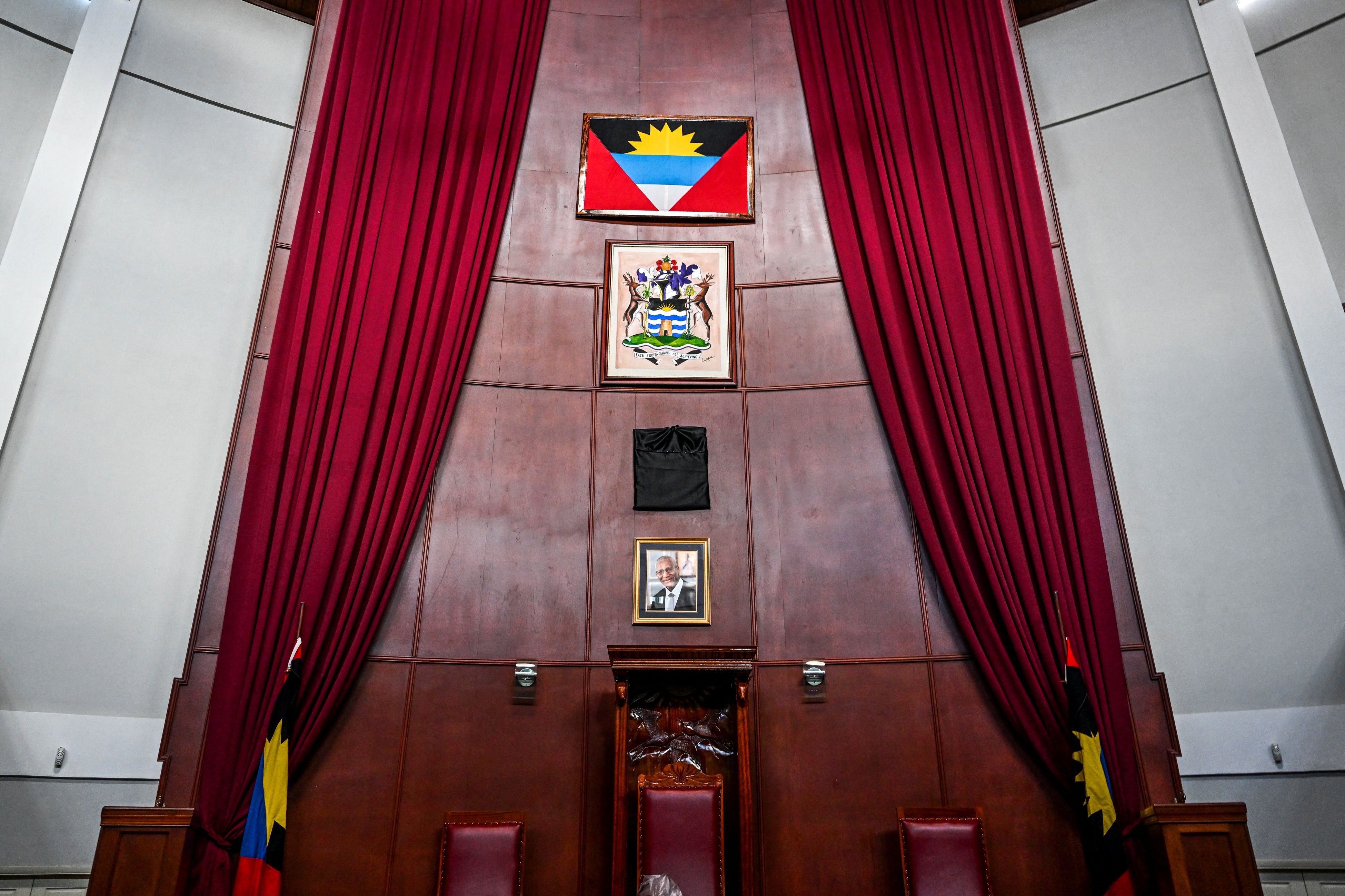 En el salón del parlamento de Antigua y Barbuda, el retrato oficial de la reina Isabel II se cubrió con un tejido negro.