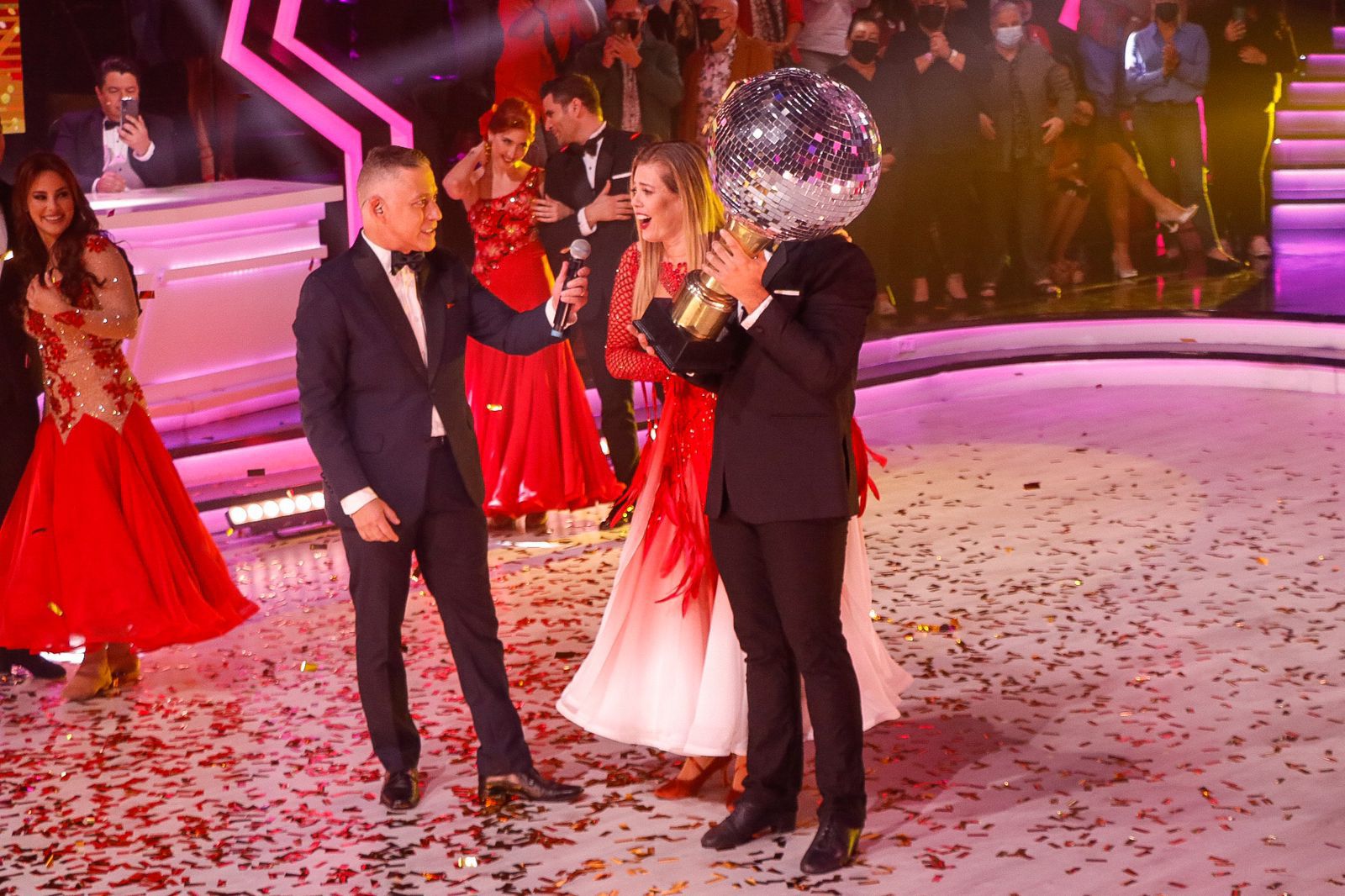 Lorna y Michael Rubí recibieron el trofeo de DWTS. Es la primera vez que el bailarín gana. Foto: Lilly Arce