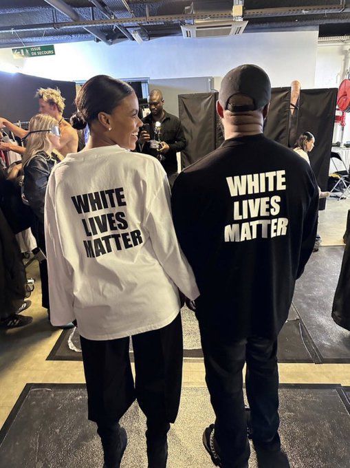 En el backstage del desfile de Kanye West con su marca Yeezy, el artista aprovechó para sacar unas fotos y mostrar las camisetas que estrenaría en pasarela.