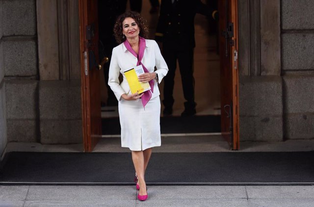 La ministra de Hacienda, María Jesús Montero, posa con 'el libro amarillo' antes de presentar el Proyecto de Ley de los Presupuestos Generales del Estado para 2023, en el Congreso de los Diputados, a 6 de octubre de 2022, en Madrid (España). Montero entre