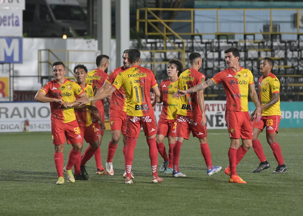 Luis Miguel Franco (primero a la izquierda) celebra con sus compañeros su gol de tiro libre ante el Municipal Santa Ana en el Torneo de Copa. Fotografía: Albert Marín