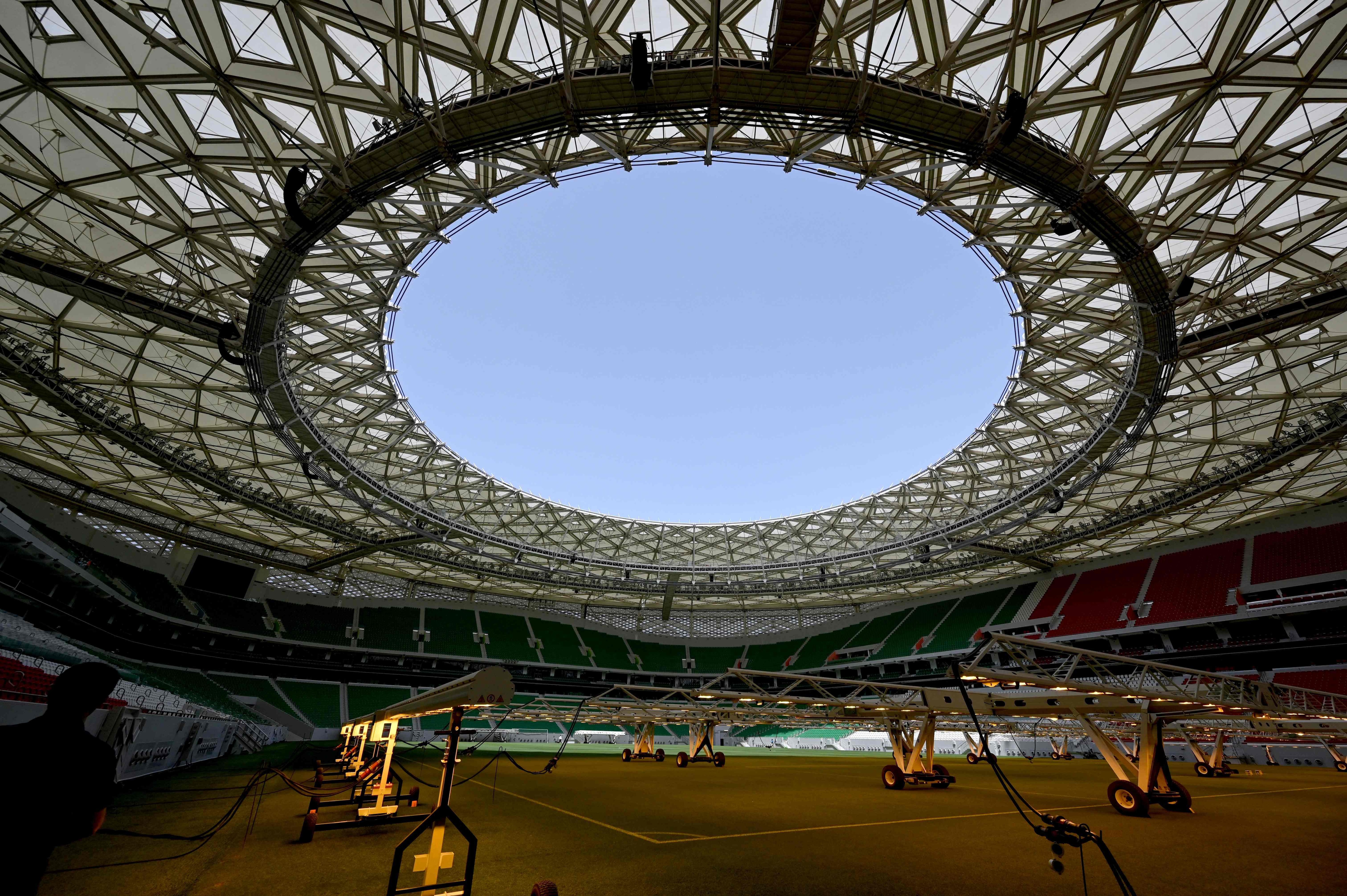 Para recibir a las 32 selecciones de fútbol, Qatar desarrolló un plan de construcción enorme, principalmente de carreteras, aeropuertos, hoteles y estadios para acoger a quienes asisten al Mundial de Fútbol 2022. (GABRIEL BOUYS/AFP).