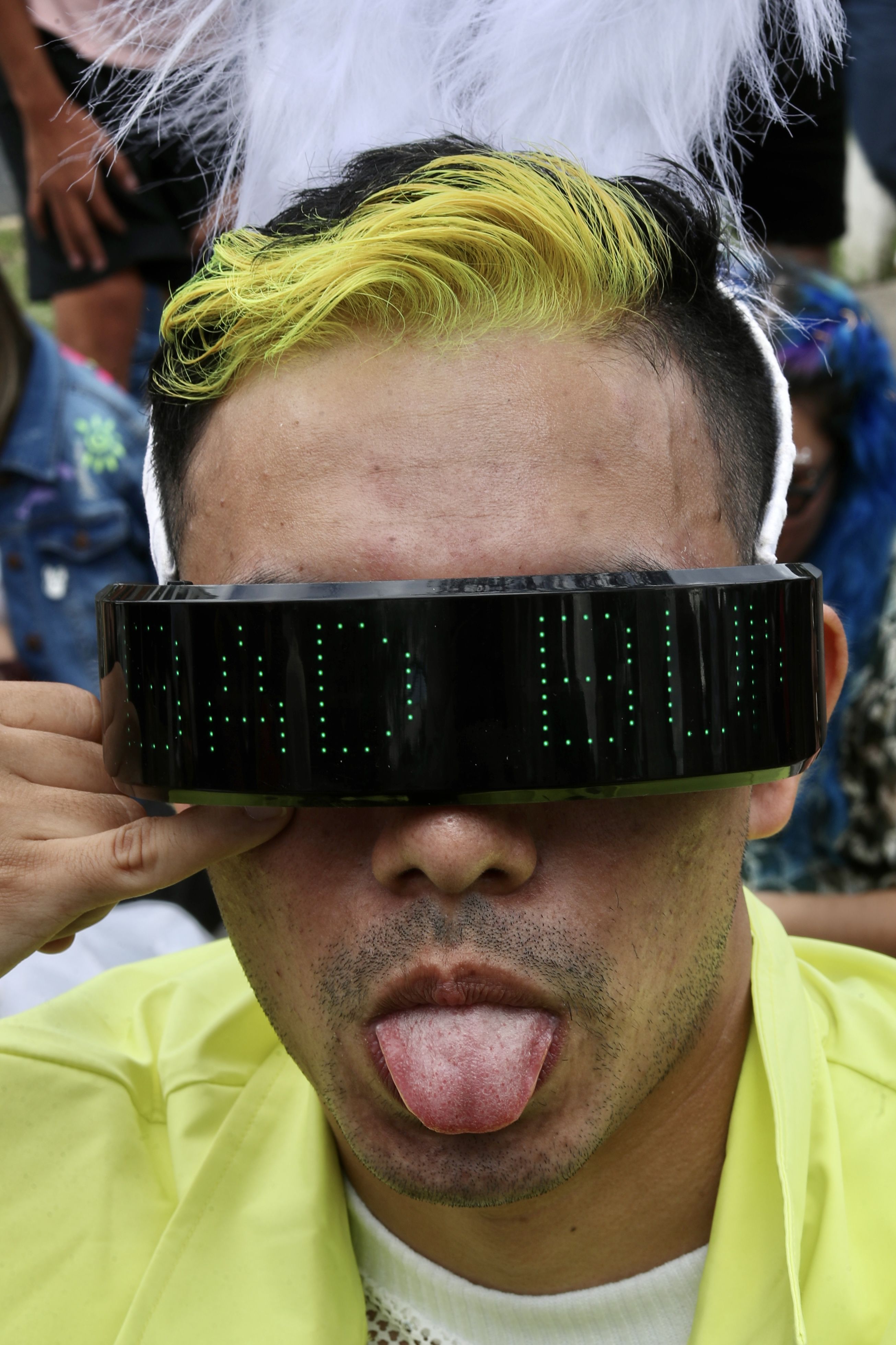 El cabello de colores y accesorios extravagantes también fueron bienvenidos a la fiesta de Bad Bunny en Costa Rica. 