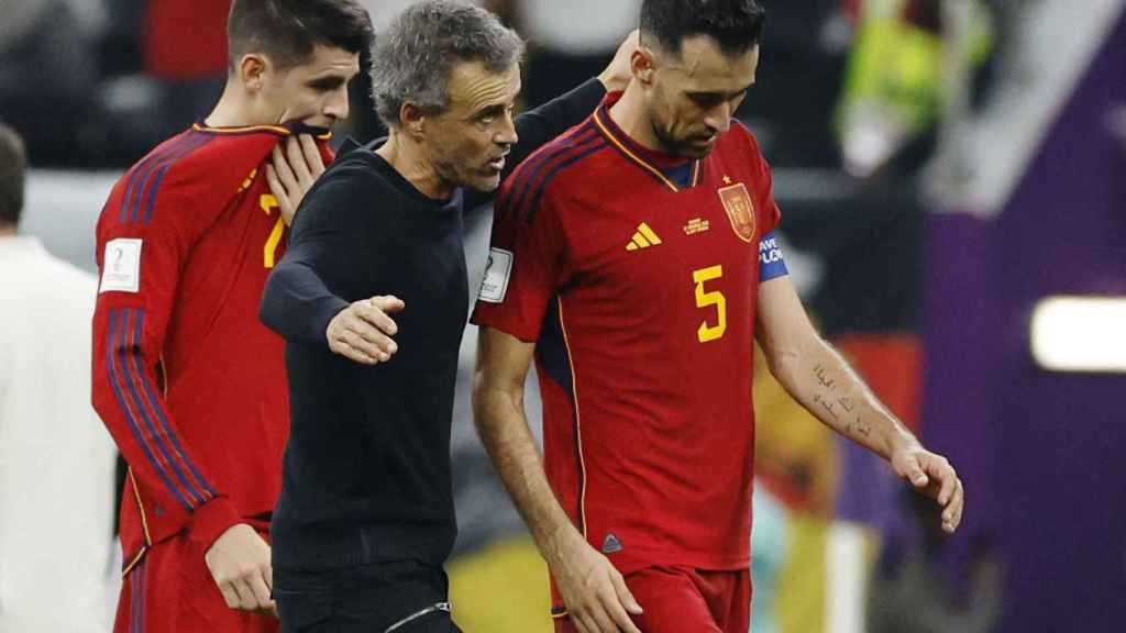 Luis Enrique habla con Sergio Busquets tras el empate entre España y Alemania