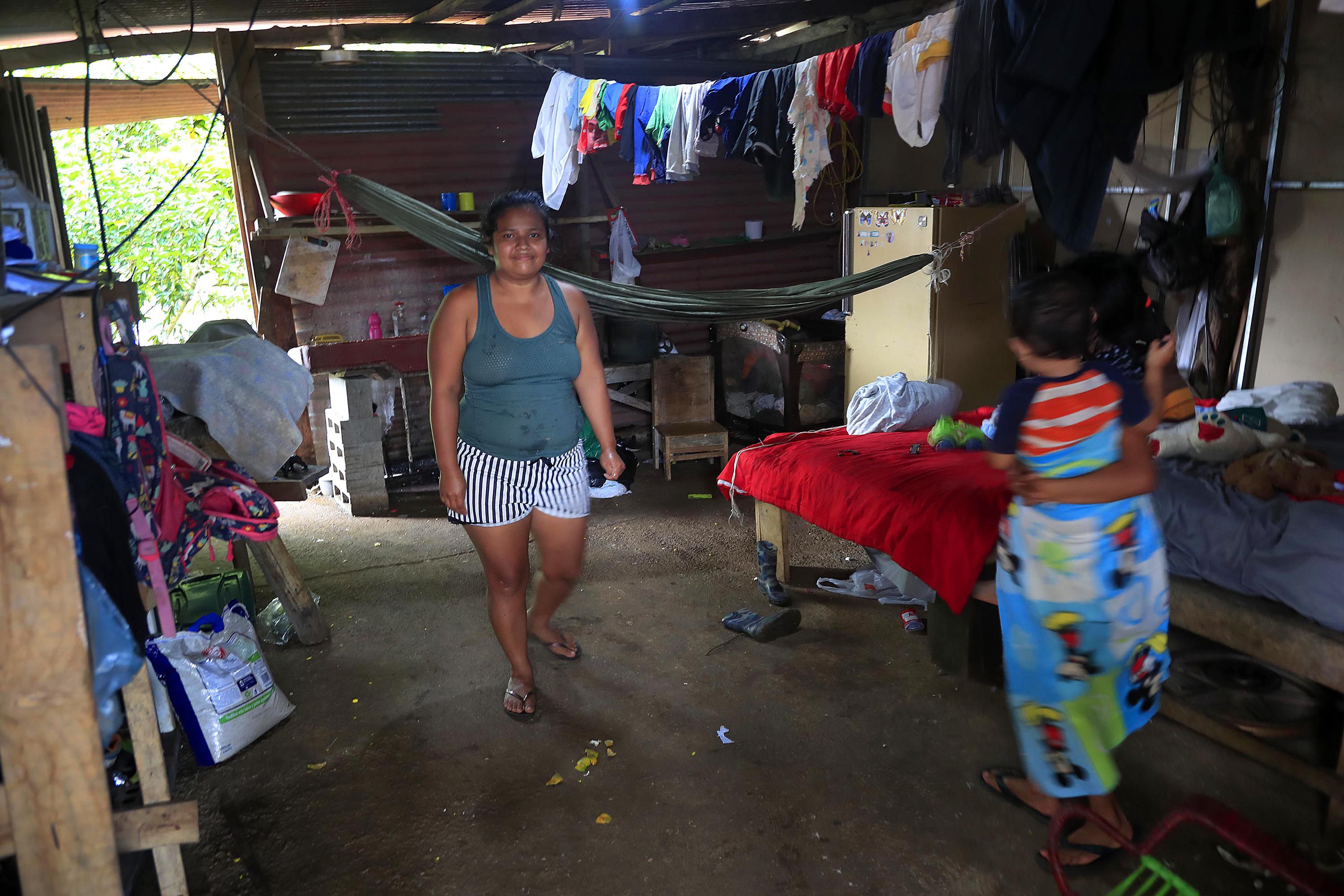 En el extremo más desfavorecido de la población están los vecinos del barrio Las Brisas, en San Isidro de Cóbano, Puntarenas. Ahí vive Doribel López, quien es ama de casa y atiende a tres hijos en esta casa sin divisiones, cielo raso y piso.