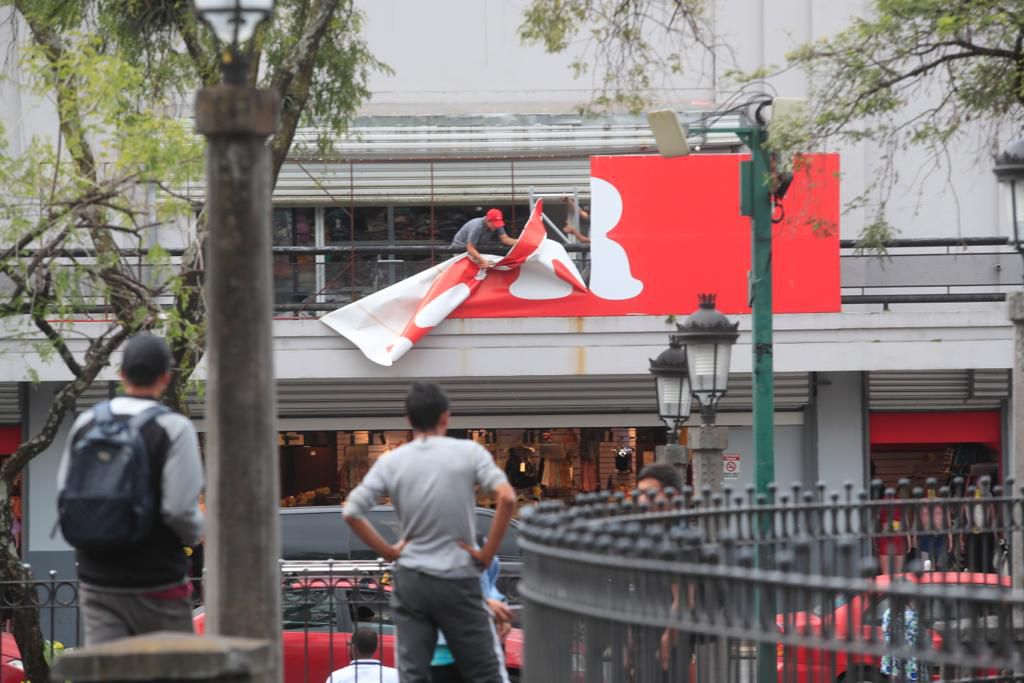Momento en que retiraban el rótulo de la tienda SYR en San José centro. Foto: Rafael Pacheco