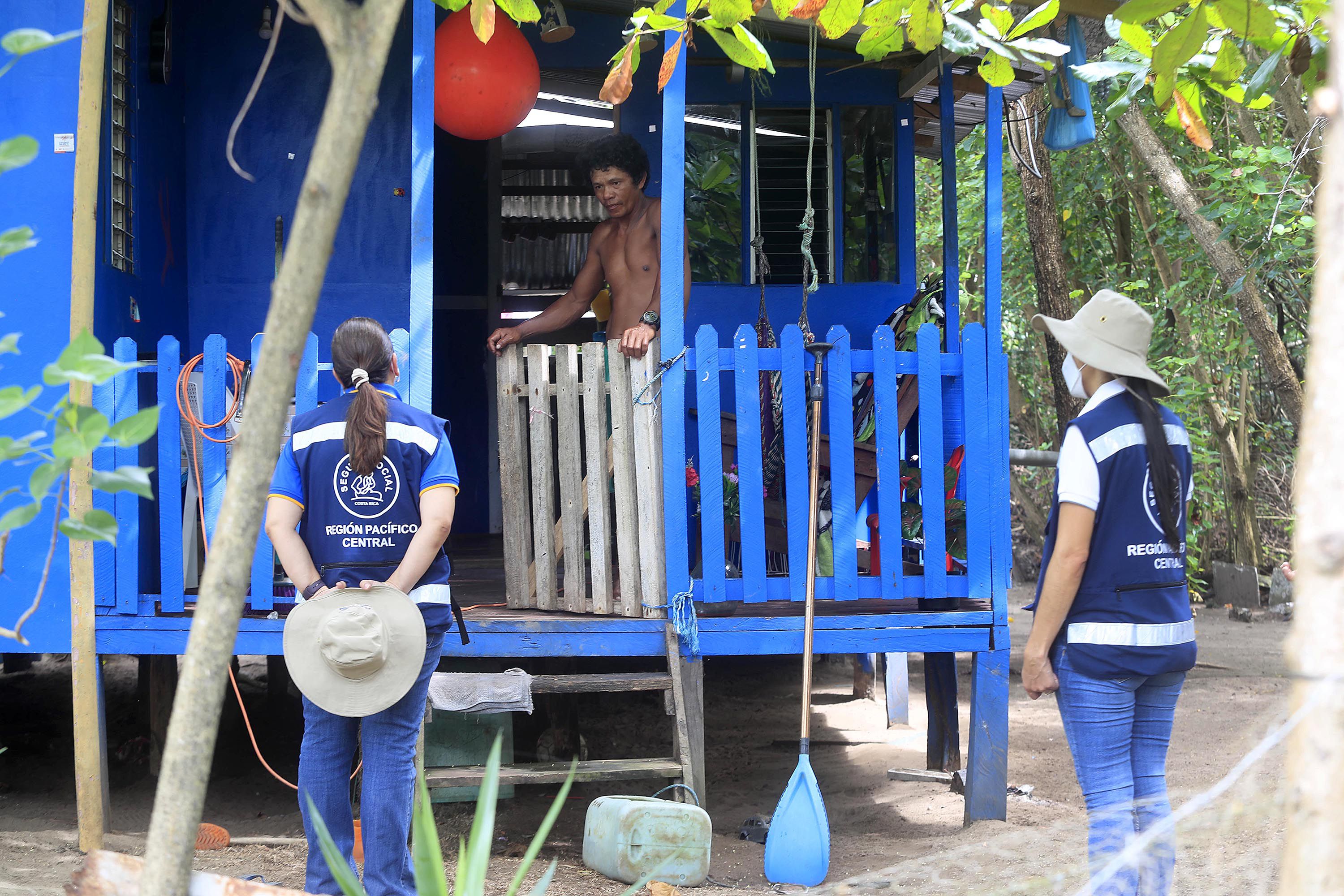 El 11 de noviembre, doctores, enfermeros y Asistentes Técnicos de Atención Primaria (ATAPs) de la CCSS visitaron casa por casa del poblado de La Islita de Puntarenas, un poblado donde ha costado completar esquemas.
