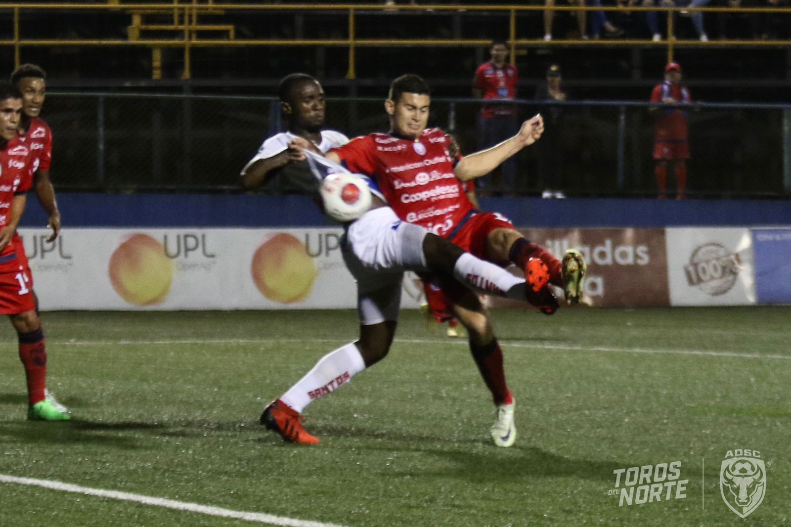 El defensor de Santos Alvin Bennett (blanco) y el central de San Carlos Juan Luis Pérez tuvieron un duelo de tú a tú, en la vuelta de los octavos de final del Torneo de Copa.
