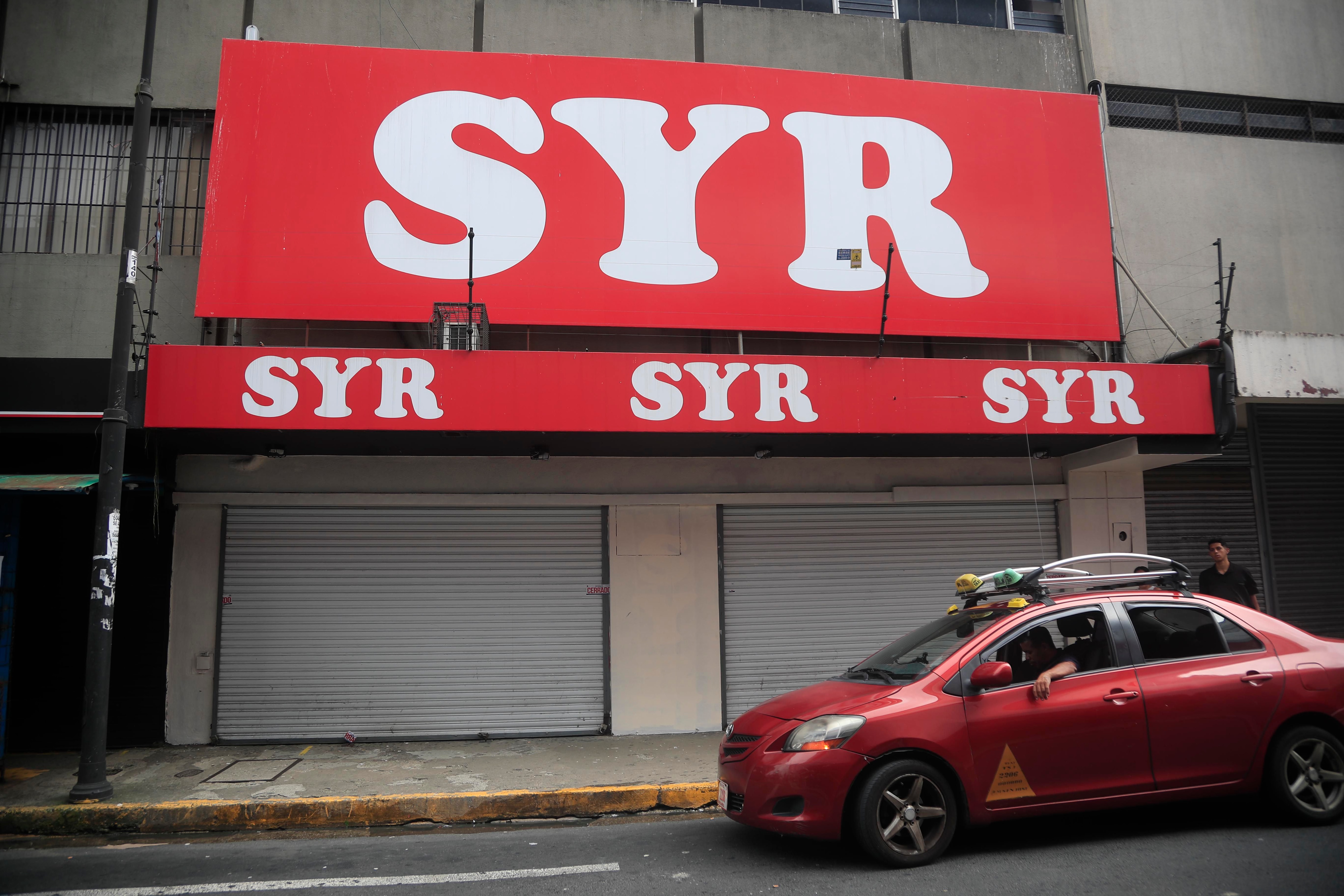 Actualmente es difícil encontrarse una tienda SYR con su característica rotulación, ya que la mayoría ahora opera sin rótulos.