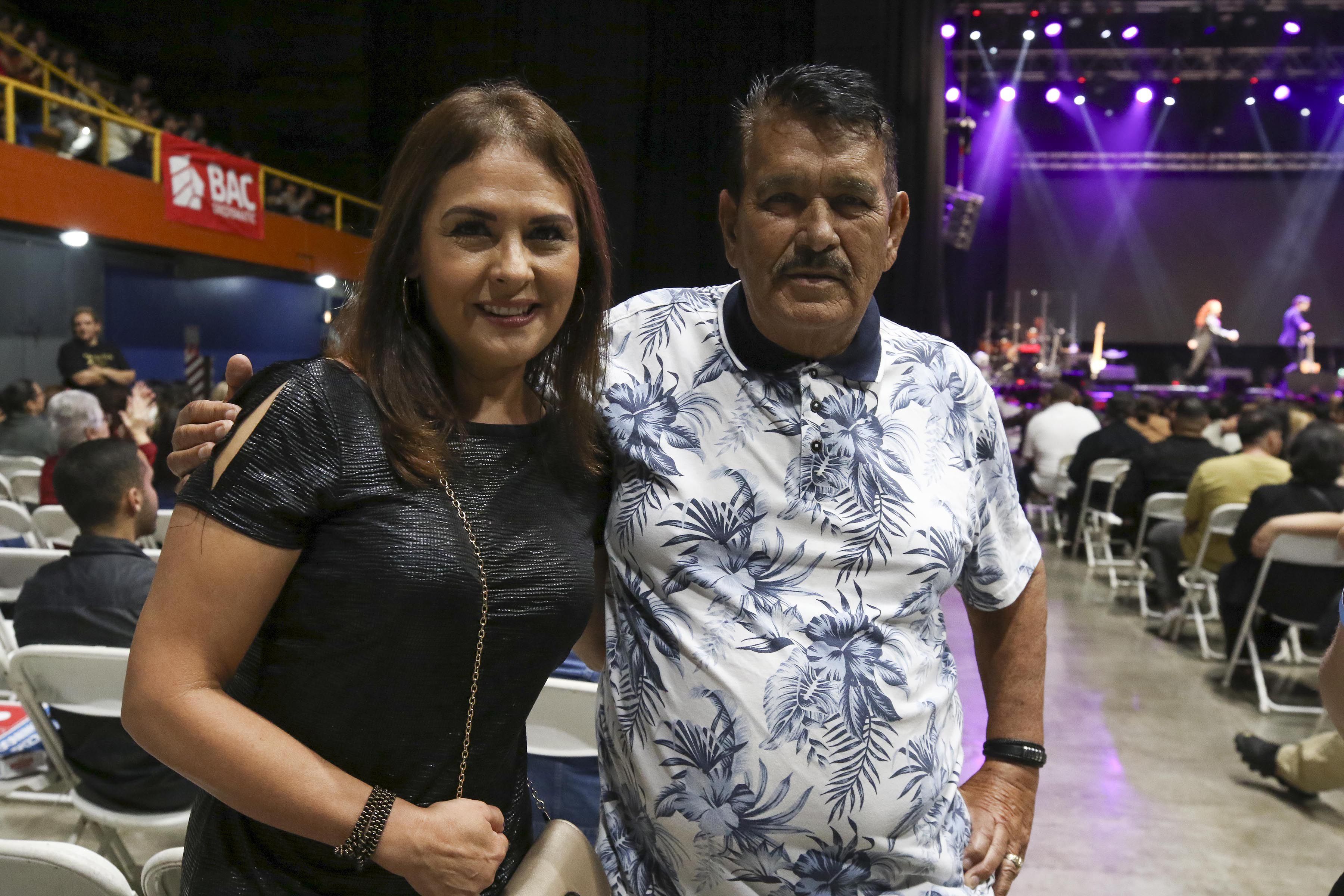El comediante Emeterio Viales y su novia Guiselle Fernández acudieron a disfrutar del concierto de Pimpinela en Costa Rica. 