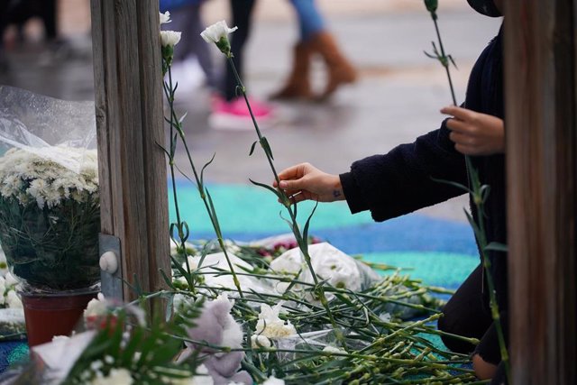 Archivo - Un niño deposita flores en el parque donde fue secuestrado un menor de 9 años, que después fue asesinado, en Lardero, La Rioja.