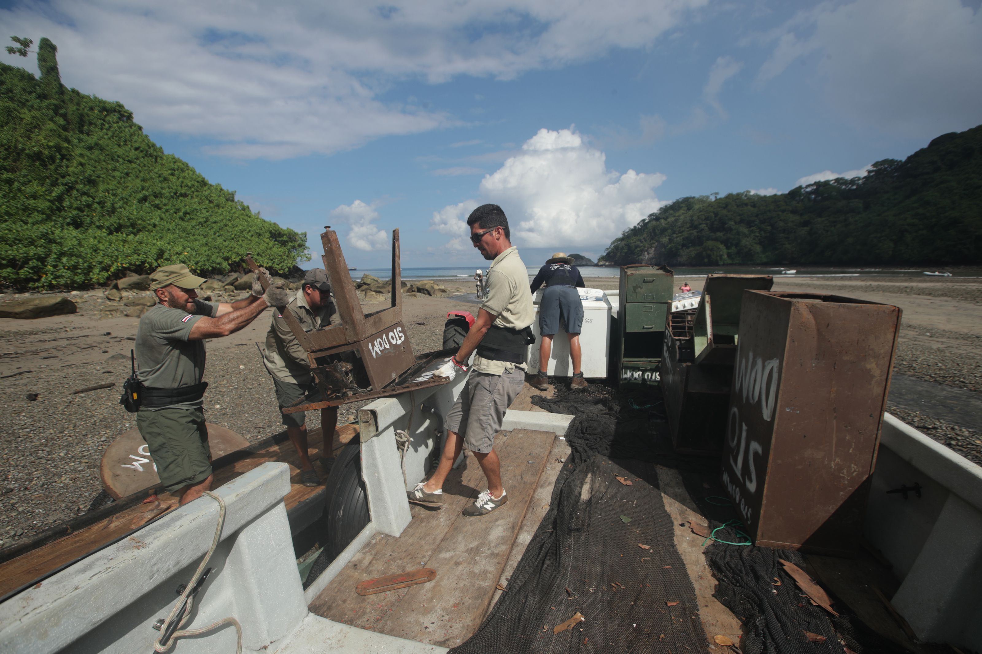 En la imagen aparecen los guardaparques Maikel Pérez y Víctor Acuña, limpiando el Parque Nacional Isla del Coco de las líneas de pesca y boyas incautadas a pescadores ilegales, en marzo del 2019.