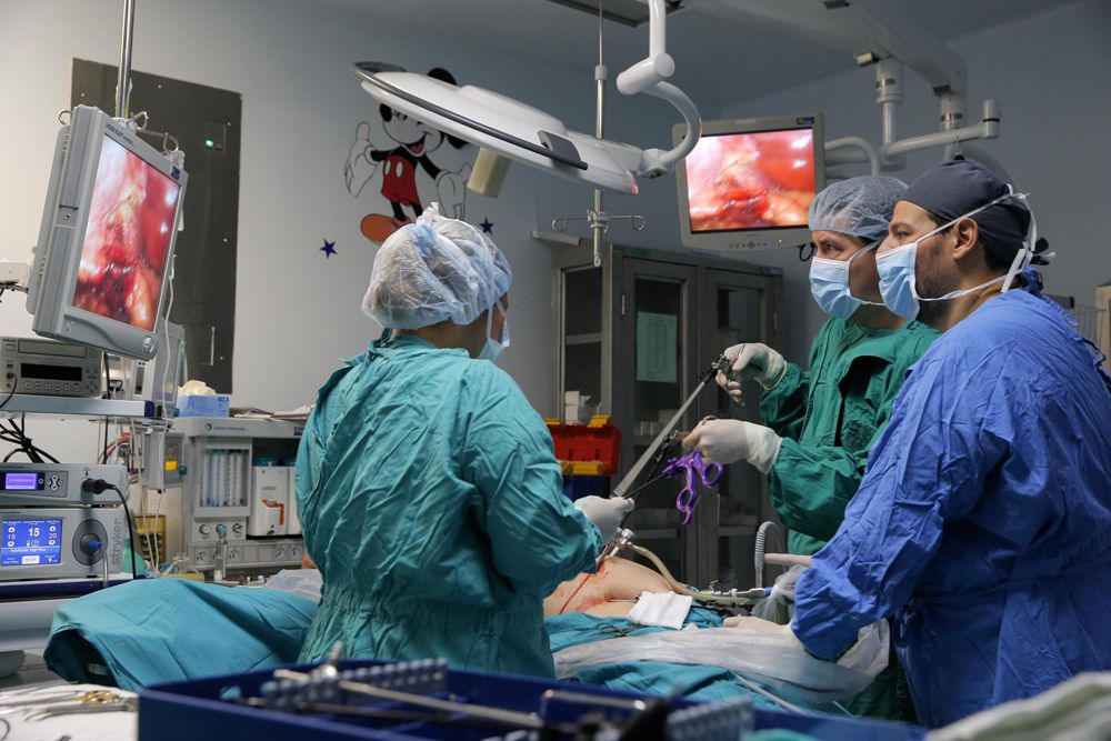 Imagen con fines ilustrativos de una cirugía realizada en el Hospital San Vicente de Paúl, Heredia. Fotos: Mayela López