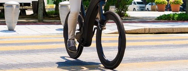 Alguien ha creado una bicicleta cuyas ruedas funcionan sin radios. Y ya se puede comprar en España
