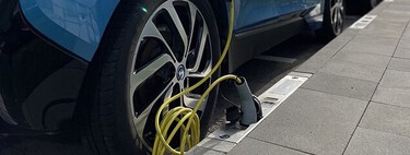 Llegar y cargar en la acera: la solución para popularizar el coche eléctrico entre quienes no tienen garaje