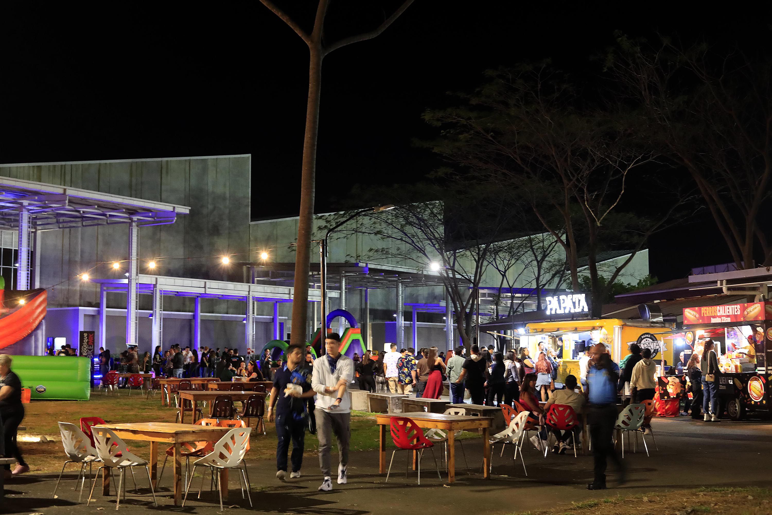 El Parque Viva recibió al público de Steve Aoki con diferentes amenidades.  Hubo música de 'DJ' desde temprano, así como venta de bebidas y comida, así como espacios de descanso y entretenimiento.