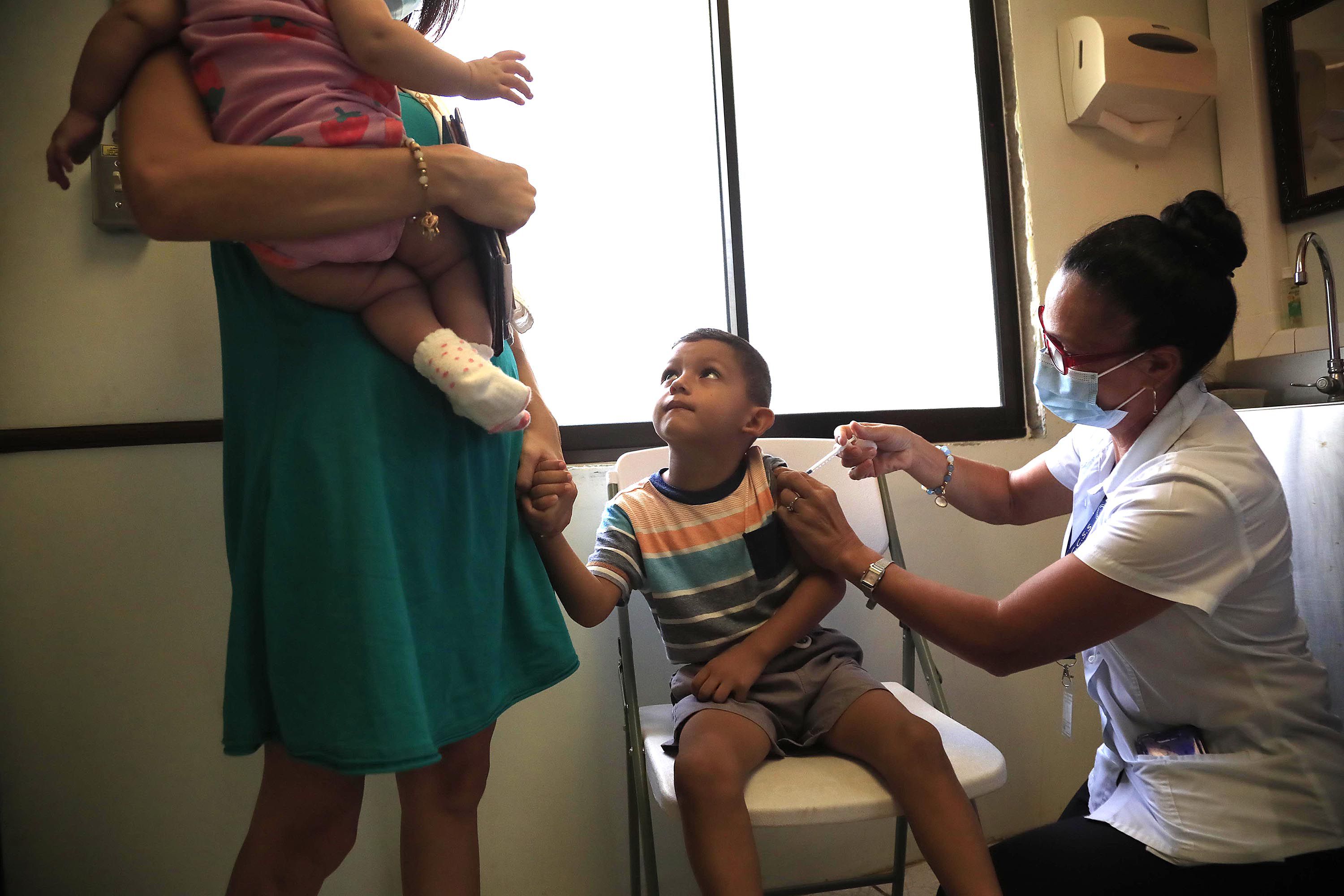 En noviembre pasado, esta familia acudió a recibir la vacuna contra la covid-19 en la Clínica de Cóbano, en Puntarenas. Poco más de un mes después, ya niños entre los 5 y 11 años no tenían esta posibilidad.