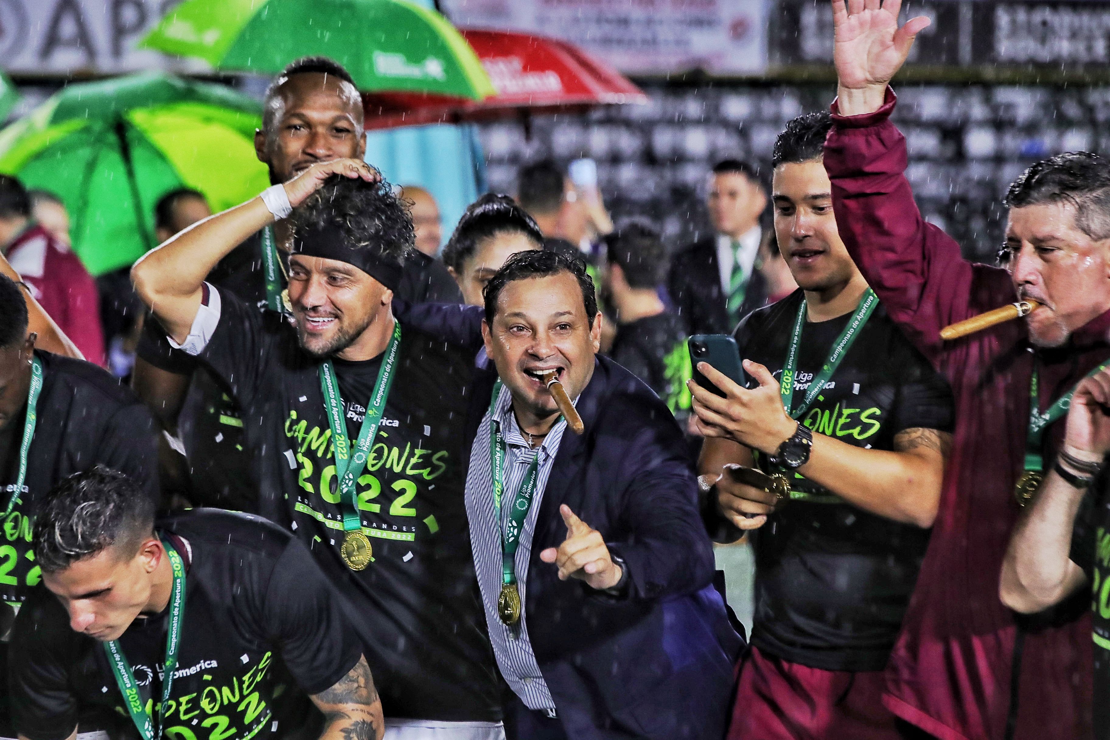 Christian Bolaños y Jeaustin Campos se abrazaron y disfrutaron el cetro en el Apertura 2022, pero es evidente que futbolísticamente, Bolaños no es del agrado del entrenador.