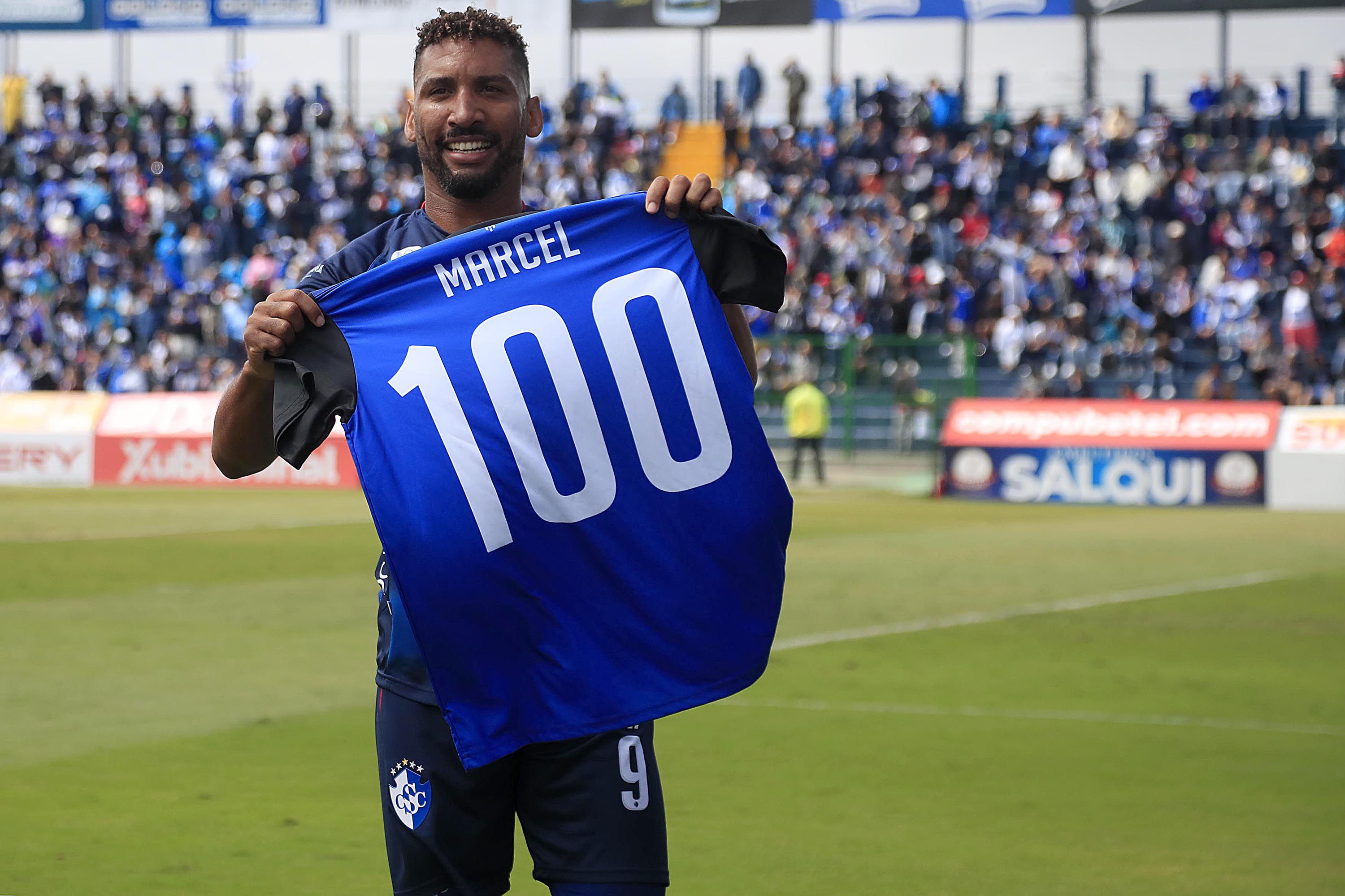 Marcel Hernández tenía preparada una camiseta con el 100, para celebrar el histórico gol que consiguió con Cartaginés. 