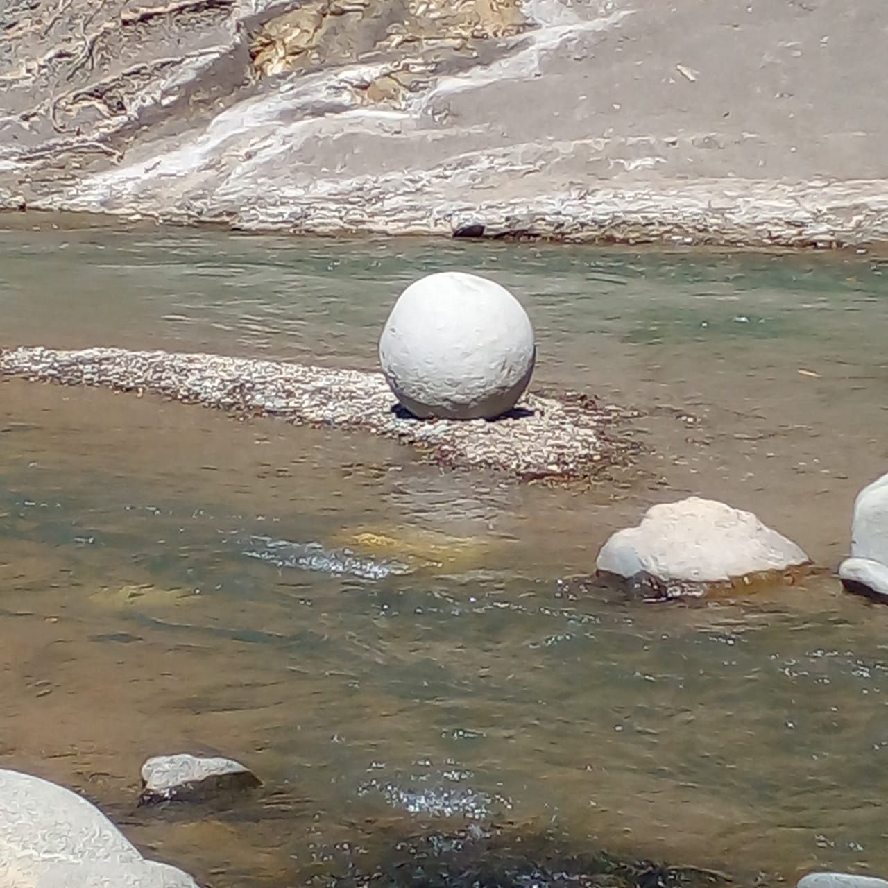 Quienes descubrieron la esfera la llevaron rodada a una parte seca del cauce del río para que la corriente no se la llevara.

Fotografía: Cortesía
