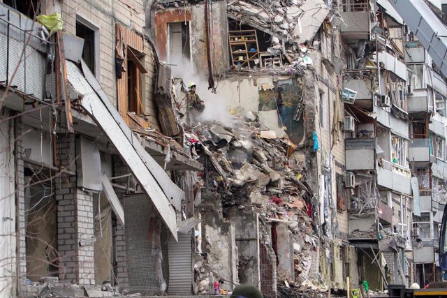 Edificio de viviendas destruido por un ataque en Dnipro