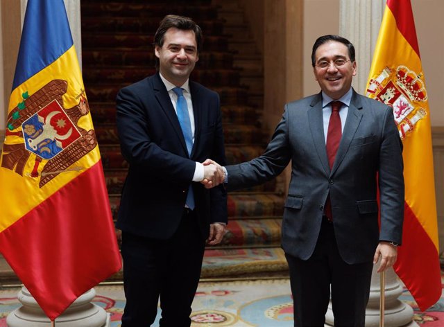 El ministro de Asuntos Exteriores, Unión Europea y Cooperación, José Manuel Albares, saluda al ministro de Asuntos Exteriores e Integración Europea de Moldavia, Nicolae Popescu