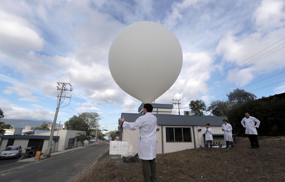 Los globos meteorológicos, son lanzados al aire junto a un paquete de sensores que van midiendo cada dos segundos las condiciones de la atmósfera. 